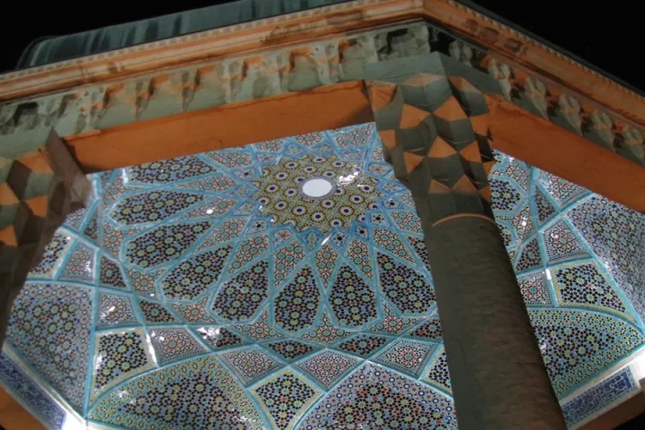 سنگ قبر حافظ کجاست و چه نوشته‌ ای روی آن حک شده است؟