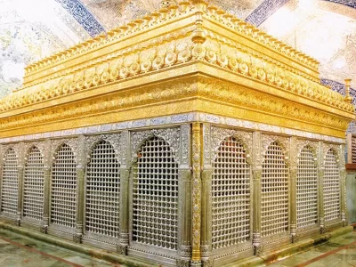 سنگ قبر امام علی کجاست و چه روایت‌ هایی درباره آن وجود دارد؟